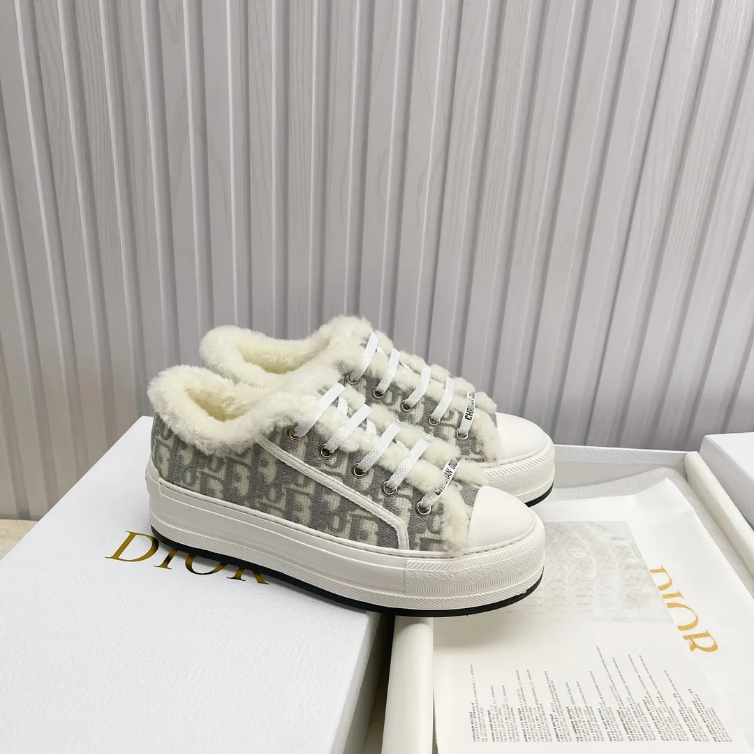 👟👟Ex-factory price 560👟👟 Ready-made high-quality Dior thick-soled sneakers with fully embroidered iconic patterns👟👟 ♦️Top quality in the market🎗Breaking hot item in foreign counters🎗Non-common imitation version in the market🎗🔳The fabric is made of Italian🇮🇹imported fabrics❗️Embroidered upper, original mold injection Logo frosted five-pointed star outsole🔳Inner wool injection molding mold Logo foam feet Code number: 35 to 41. 40 41 custom-made wool